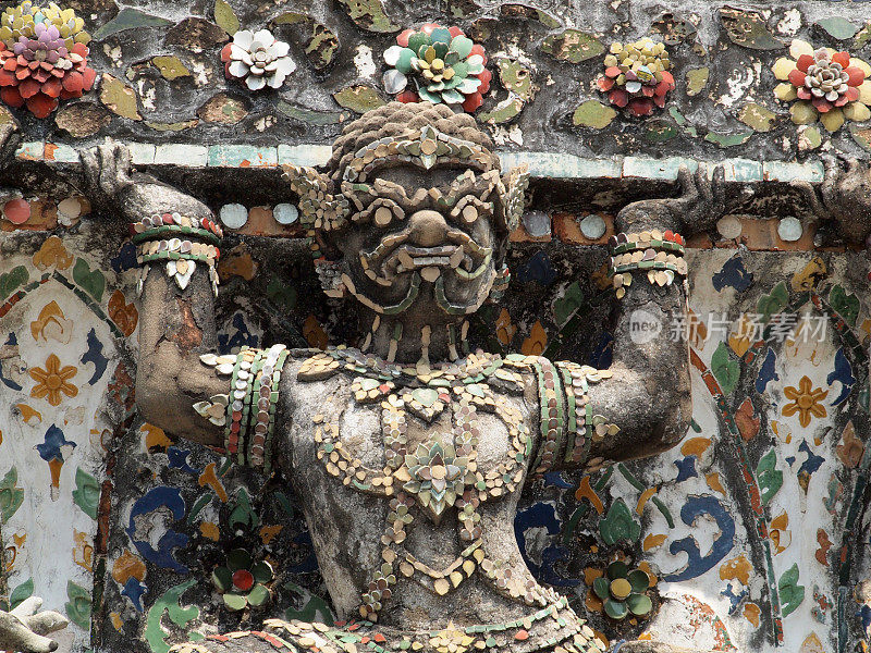 在泰国曼谷，装饰佛教寺庙Wat Arun的恶魔守护雕像